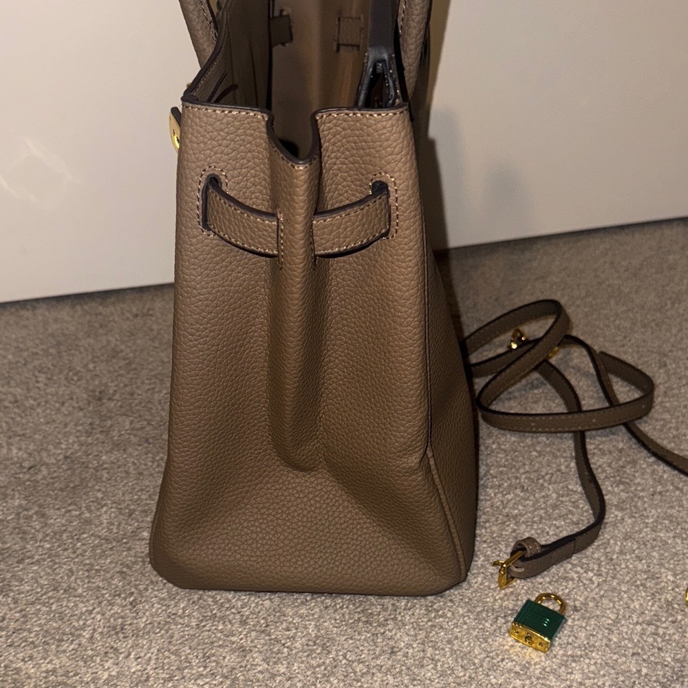 Elegant Brown Leather Handbag - Picture 6 of 7